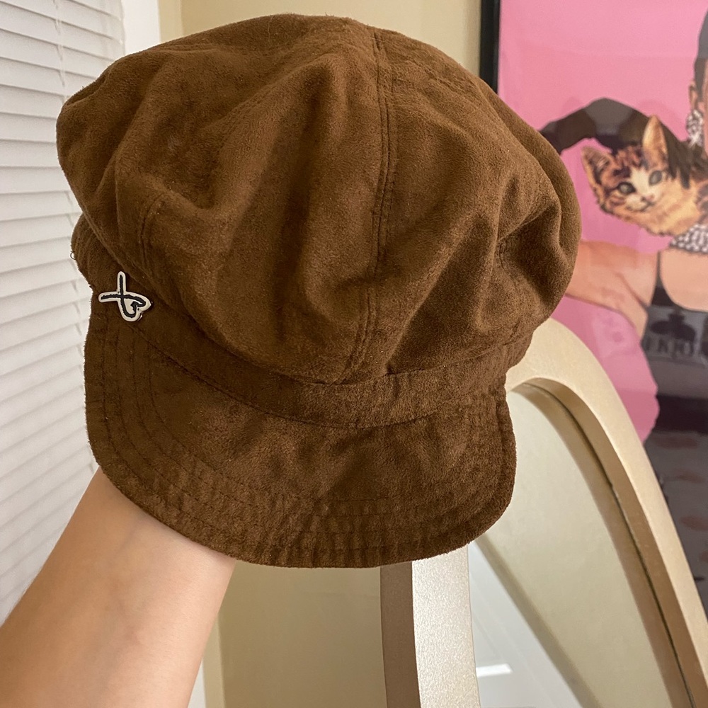 Cute brown cabbie hat. Gently used. Still in great condition.